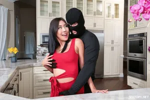 Khi bạn gái của con trai đi mát-xa để giảm đau, thì bố Ông xã lại là người thực hiện mát-xa