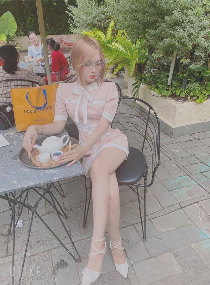 Chuyển đến nơi ở mới, cậu thanh niên bị những em hotgirl cạnh nhà có Ông xã quyến rũ